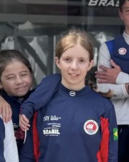 Ana Giacobo com uniforme de competição de vela