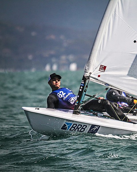 Davi Neves em ação de regata, close da vela e da tripulação