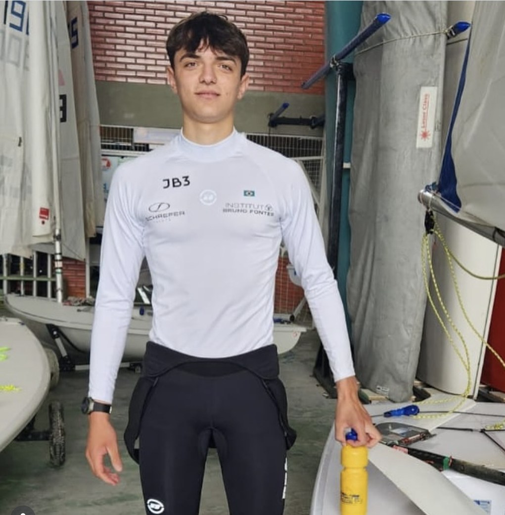 Davi Neves com uniforme de competição com logo do Instituto Bruno Fontes