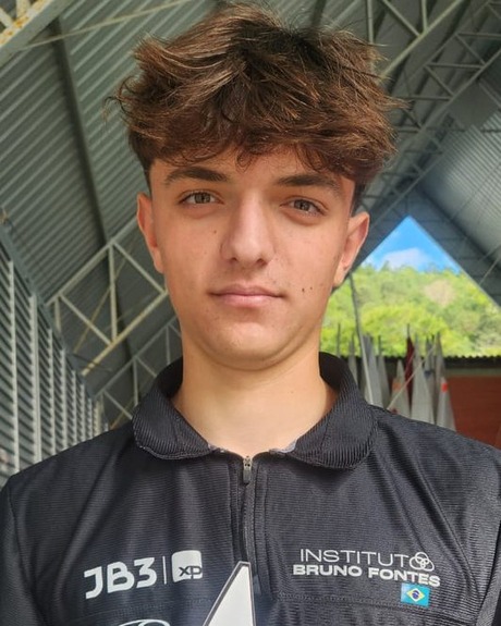 Davi Neves, velejador de ILCA 6, com uniforme do Programa Impulso