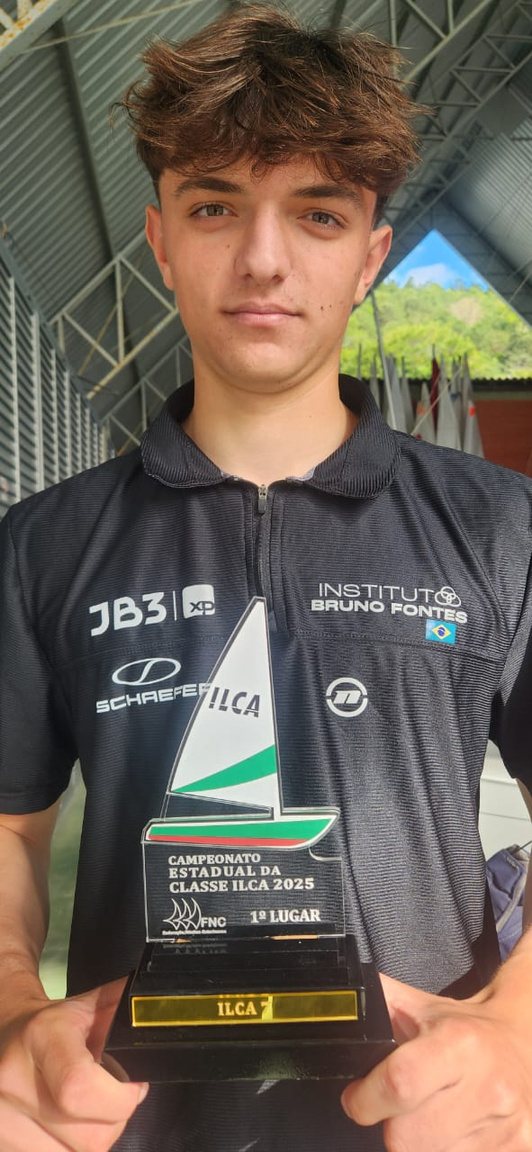 Davi Neves, velejador de ILCA 6, com uniforme do Programa Impulso