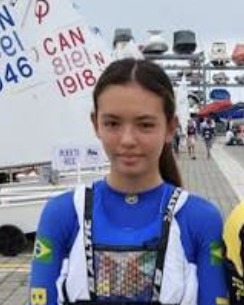 Lara Candemil com o uniforme da seleção brasileira de vela